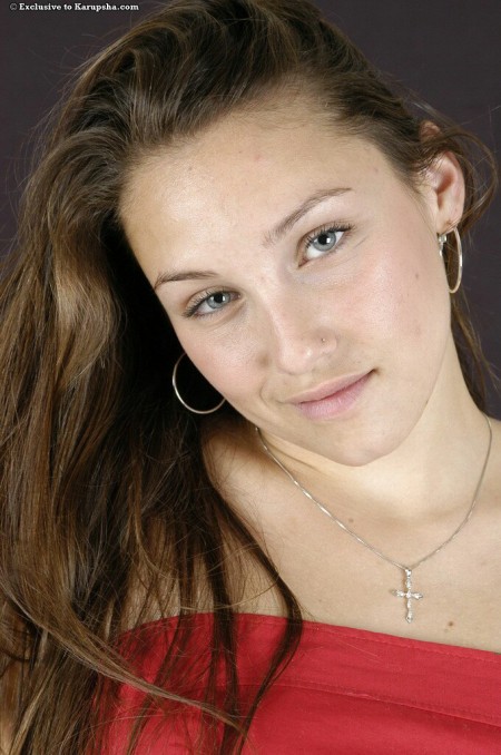 Похотливая брюнетка Crystal Blue снимает свое красное платье и синие трусики