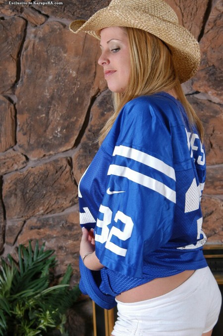 Грудастая красотка в шляпе Ebin Emerson скинула голубые кружевные трусики у камина