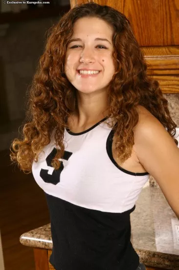 Кудрявая Elise Eighteenth раздевается демонстрируя свои аппетитные натуральные сиськи и розовую дырочку