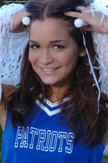 Черлидерша Isabella Summers снимает униформу и нижнее белье, чтобы запихать игрушки в свою тугую киску на открытом воздухе