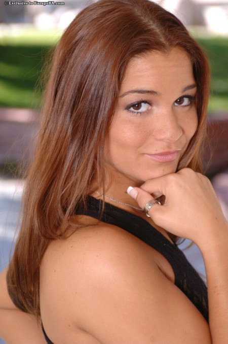 Милая стройная детка Isabella Summers трахает пальчиками свои очень узкие дырочки, устроив стриптиз на природе