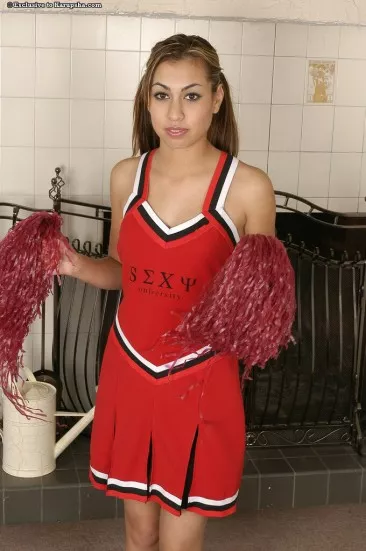 Маленькая латинская милашка Jackie Diaz снимает красную униформу и белые трусики