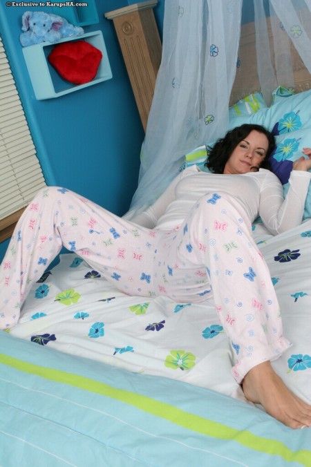 Брюнетка Jasmine James с большими натуральными сиьками снимает свою пижаму и раздвигает мясистую киску