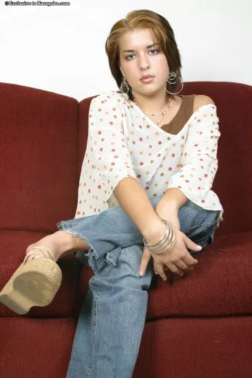 Красотка с бритой киской Jayde Black снимает джинсы и трусики