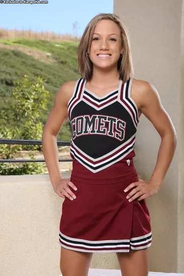 Миниатюрная Kara Novak с лысой киской, снимает униформу и черные трусики