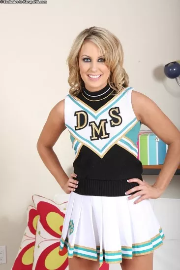 Черлидерша Kiara Diane с гладкой пиздой снимает униформу и белое нижнее белье