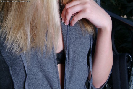 Негодная детка в синих хлопковых трусиках Kira Beckam любит показывать свою безволосую киску перед камерой