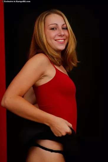 Приятная девочка Krista Devoe в черной мини-юбке показала свой розовый любовный туннель