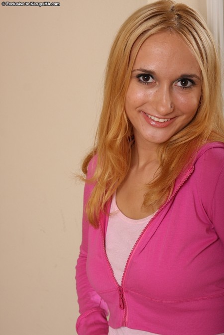 Очаровательная Leslie Love дарит улыбки перед тем как оголить сексуальные буфера и бритую киску