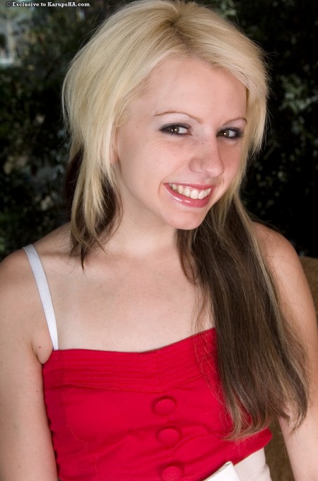 Красотка в красном платье и белых кружевных трусиках Lexi Belle раздевается и мастурбирует с дилдо