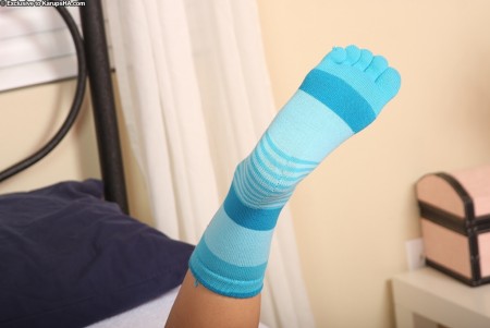 Очкастая азиатка Miranda Kelly с полностью выбритой киской снимает свои белые трусики