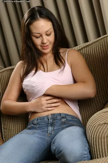 Natalia Gabor с аппетитной волосатой киской снимает свои голубые джинсы и трусики