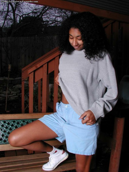 Темнокожая Penelope Lilac снимает черные трусики и раздвигает свои губки