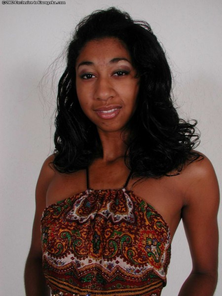 Стройная шоколадная малышка Penelope Lilac обнажается и раздвигает свою пушистую киску