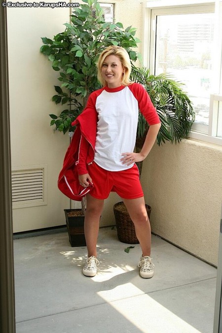 Roxy Summers выставила свою красивую попку и киску после того как сняла трусики