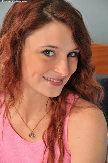 Кудрявая стройная рыжая малышка Scarlett West позирует голой