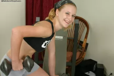 Задорная Shari Counts демонстрирует лысую киску после работы в спортзале