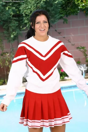 Черлидерша Taryn Thomas выставила свою выбритую киску у бассейна после стриптиза