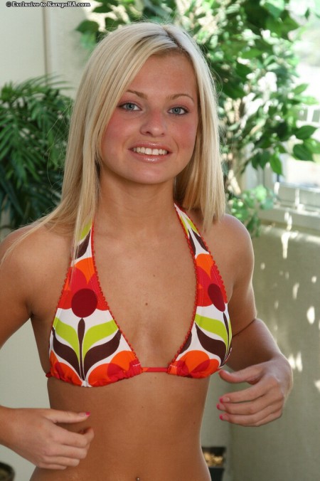 Миниатюрная блондинка Tatiana Luxe с крошечными сиськами и гладкой киской