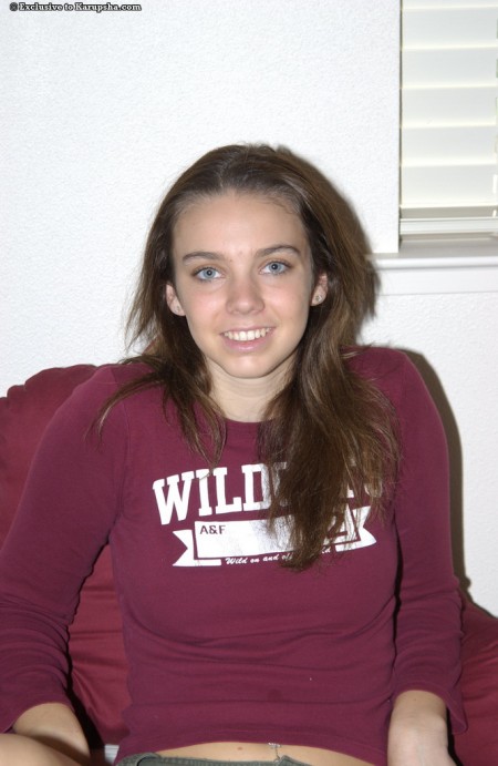 Малышка с каштановыми волосами Tiffany Tyler обнажается и раздвигает губки киски