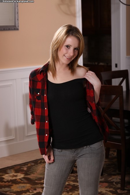 Сексапильная малышка Tweety Valentine с маленькими грудками и голой киской снимает стринги посреди комнаты