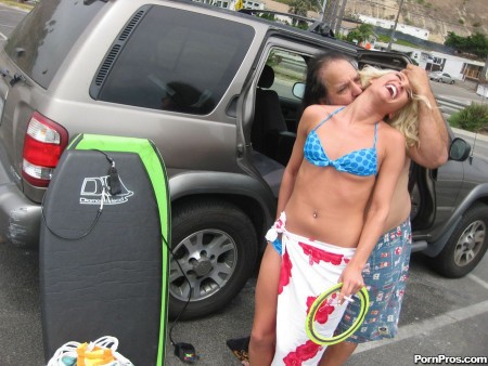 Развратная шлюха Addison Cain поймана на пляже и жестко оттрахана в киску и рот