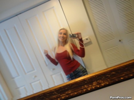 Щелка блондинки  Blondie Boom поглотила твердый пистон так же хорошо, как и ее жадный рот, ждущий спермы