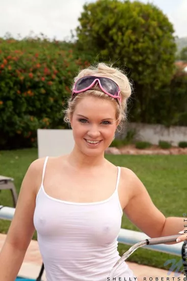 Малолетка Shelly Roberts с бритой киской любит позировать в чем мать родила возле бассейна