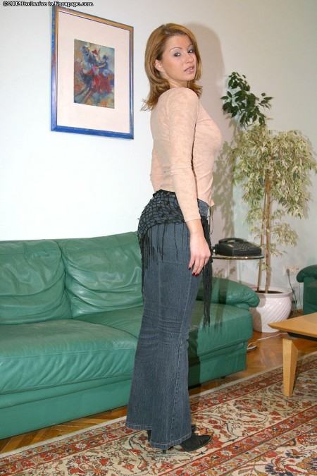 Большегрудая брюнетка Tera Bond танцует в черном белье и трахает пальцами свою киску