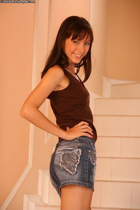 Обнаженная брюнетка-подросток Aspen Richardsen трахает дилдом бритую киску на лестнице