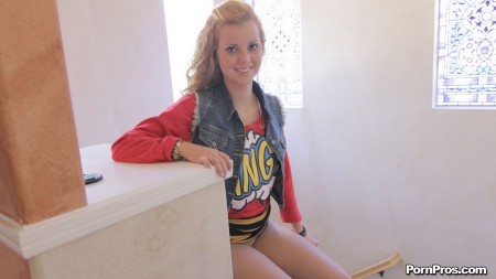 Бразильская красотка Jessie Rogers с милой попкой ебется в безволосую киску