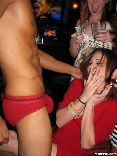 Kasey Chase долбится в лысую киску с твердым членом