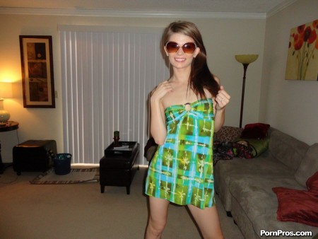 Мелкогрудая малолетка Sensi Pearl заполняет свою узкую киску прекрасным толстым членом