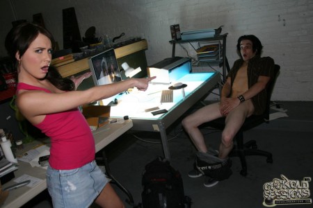 Парень наслаждается зрелищем развратной малолетки Kelly Klass, которая сосет и трахается с черным членом