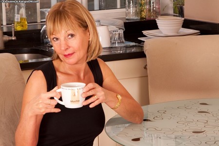 Грудастая и зрелая дама в сапогах Elaine Anilos на кухне снимает длинную красную юбку и трусики