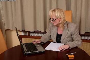 Грудастая дама Monika Wipper снимает свою офисную одежду и нижнее белье, чтобы показать свою зрелую киску