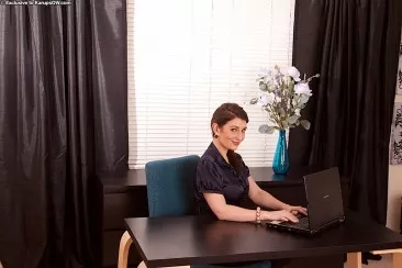 Бизнес-леди Tibby Anilos снимает офисный костюм и показывает сиськи и киску