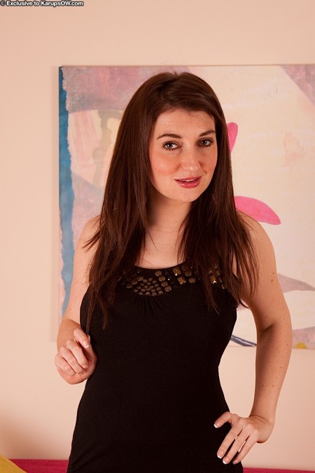 Мамаша Tibby Anilos снимает свое белье чтобы показать свою гладкую пизду и большие буфера