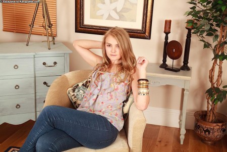 Малышка с маленькими сиськами и лысой киской - Heidi C, снимает джинсы и трусики