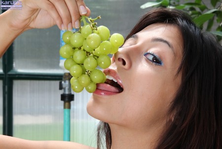 Красотка с маленькой грудью Pebbles Nubiles засовывает клубничку себе в классную киску