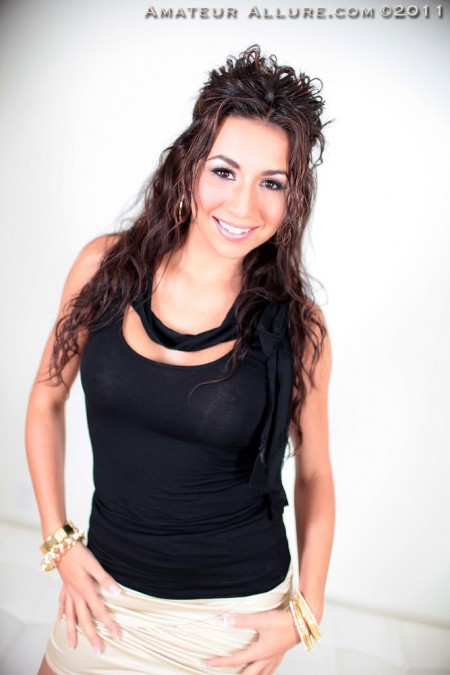 Отменный член разрабатывает киску Stephani Moretti, затем она  лижет его и заставляет взорваться