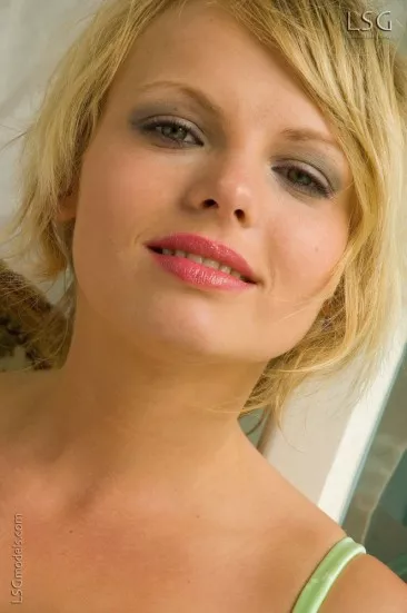 Европейская блондинка Blackberry Brittany в зеленом корсете выставила свои кусты и сочные груди