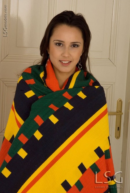 Голая европейская брюнеточка Edita Bente убрала ножки и открыла выбритую пизденку