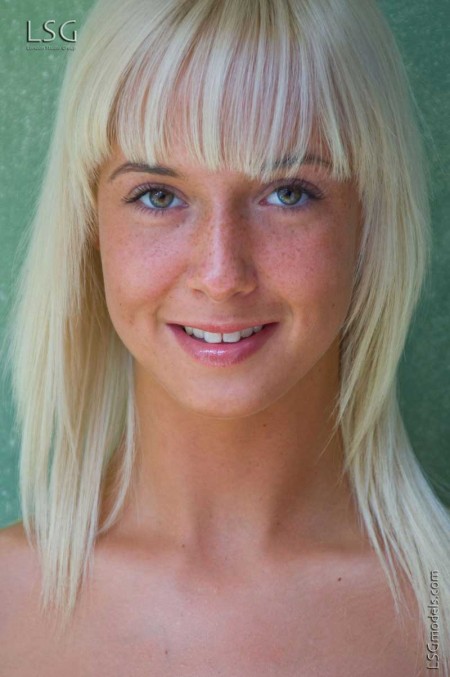 Светловолосая малышка Natali Blond показывает розовую бритую киску