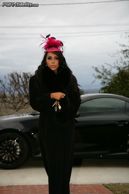 Невероятно сексуальная брюнетка Lela Star трахается в киску после отсоса