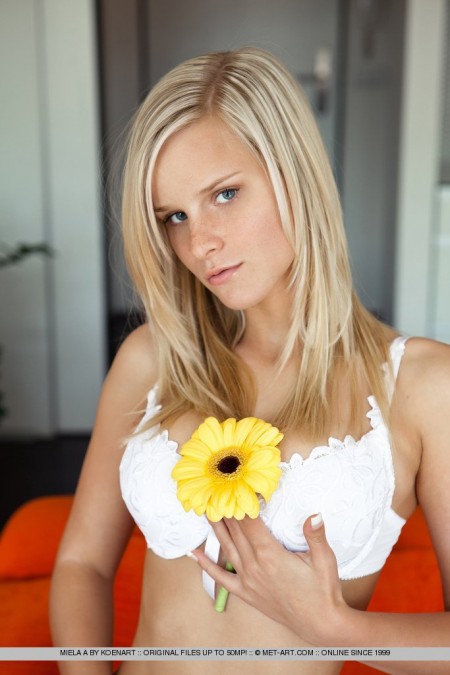 Пышнотелая блондинка Marry Queen с выбритой пухлой киской снимает белый лифчик и трусики