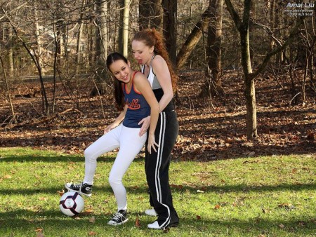 Amai Liu и еще одна миниатюрная спортивная и гибкая малышка играют с длинным дилдо обнаженными