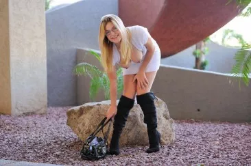 Грудастая блондинка Danielle FTV в очках трахается с черным вибратором не снимая белых трусиков