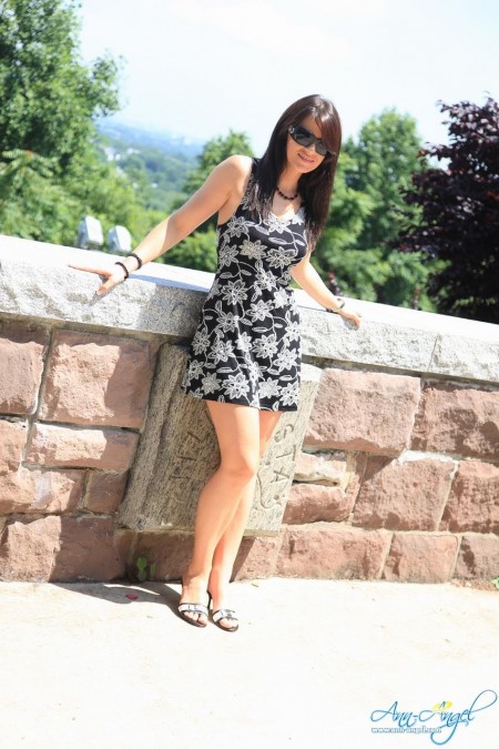 Ann Angel в миниатюрно маленькой летней одежде показывает ножки и засвечивает трусики на открытом воздухе