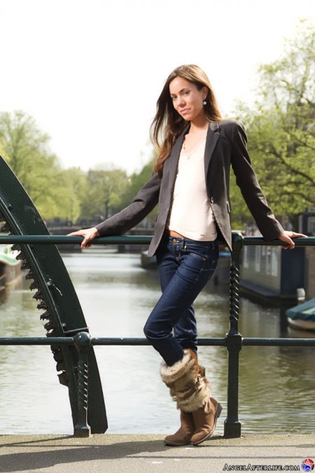 Брюнетка Berlin Afterlife раздевается и играет с горячим телом